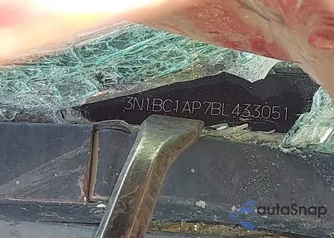 2011 Nissan Versa 1.8S z USA, uszkodzony, nr VIN 3N1BC1AP7BL433051